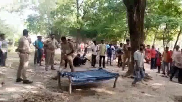 संदिग्ध परिस्थितियों में नवयुवक का शव पेड़ से लटकता मिला, फैली सनसनी 
पुलिस ने शव कब्जे में लेकर पोस्टमार्टम के लिए भेजा