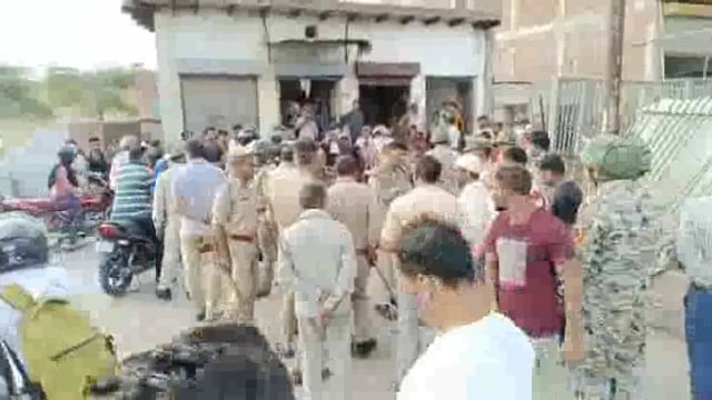 जमीन की नाप तोल करने पहुंची नगर निगम की टीम को क्षेत्र वासियों ने विरोध किया और माहौल बिगाड़ने की बात कही 