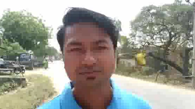 दोपेडुवा से बिस्कोहर तक गड्ढे में तब्दील हुई सड़क स्थानीय लोगों ने राहगीरों को बचाने के लिए लगाए लाल कपड़े