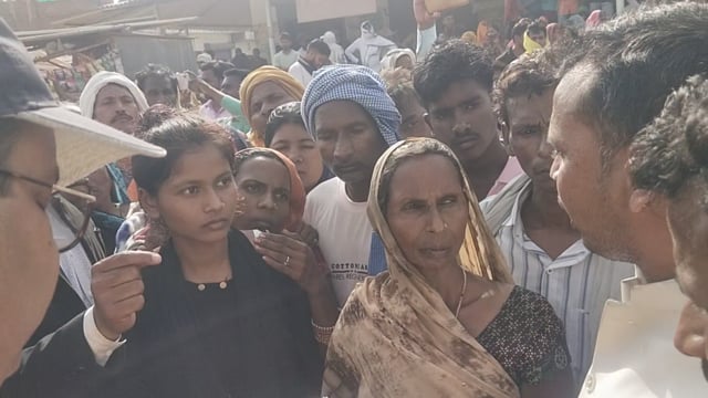 बाघराय थाना क्षेत्र के गौरा गाँव में खेत की रखवाली कर रहे अधेड़ की इलाज के दौरान मौत चक्का जाम उप जिलाधिकारी कुंडा मौजूद