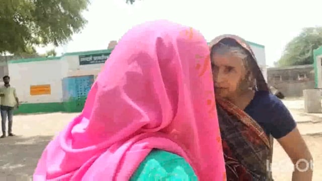 मगोर्रा आंगनबाड़ी केंद्र पर आंगनवाडी करती है मनमानी