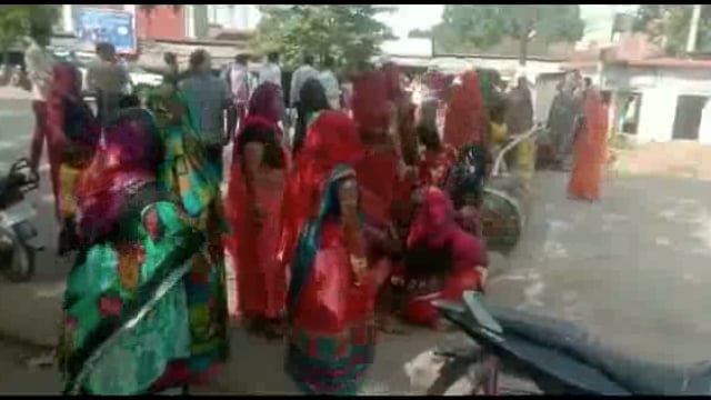 पैलानी डेरा में डेढ़ घंटे जाम लगाए रखे मृतक राजेंद्र निषाद के परिजन,पुलिस पर लगाया आरोप हत्या के आरोपियों के साथ में मिल