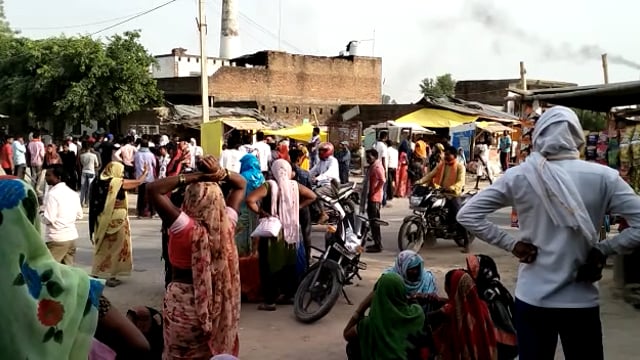 खेत की रखवाली करते किसान की बदमाशोंने ने किया था घायल जिसका इलाज के दौरान हुआ मौत। जिससे आक्रोशितपरिजनों ने किया रोड जाम