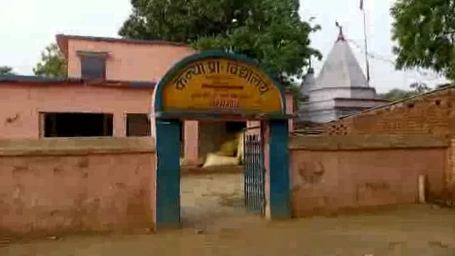 नयागांव कन्या प्रोन्नत मध्य विद्यालय भवन बना भूसा रखने का गोदाम