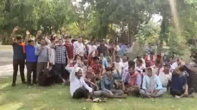 पाइपों को साफ करने वाले तेजाब का निस्तारण इकाई में ही करने को लेकर श्रमिकों ने किया विरोध प्रदर्शन