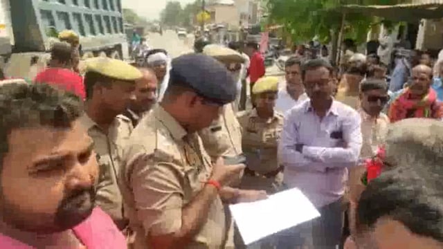 वृद्ध की मौत पर बेटियों ने जतायी हत्या की आशंका, शव अन्तिम संस्कार करने से किया इंकार
सीओ सदर व जेठवारा पुलिस मौजूद