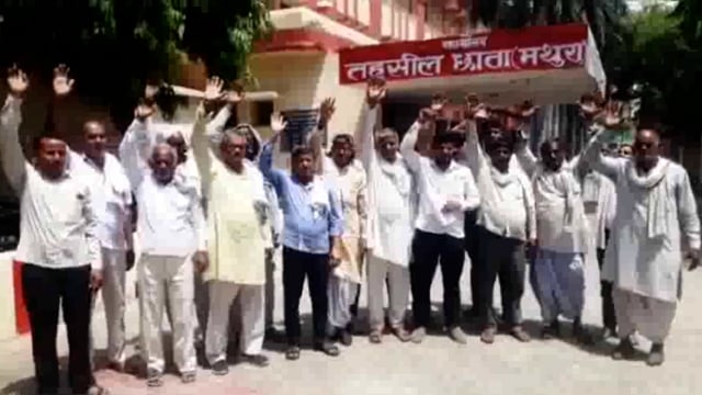 हनुमान बगीची की जमीन पर जबरन गौशाला के निर्माण के विरोध में ग्रामीणों ने सौंपा उप जिलाधिकारी छाता को ज्ञापन