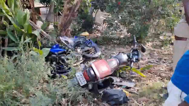 झाकहिया के बेलौहा मोड़ के पास तेज रफ्तार बाइक आपस में टकराई बाइक सवार दोनों की हालत गंभीर जिला अस्पताल रेफर