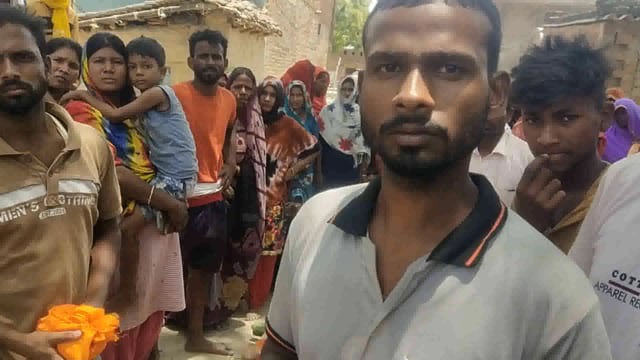 उप जिलाधिकारी कुंडा नायब तहसीलदार  व थानाध्यक्ष बाघराय के आश्वासन के बाद अंतिम संस्कार को माने परिजन दिया ज्ञापन,