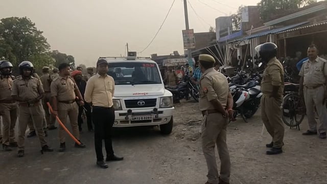 घायल युवक की इलाज के दौरान मौत भारी पुलिस बल मौजूद जेठवारा लालगोपालगंज मार्ग के मौरी चौराहा पर हुआ चक्का जाम ,