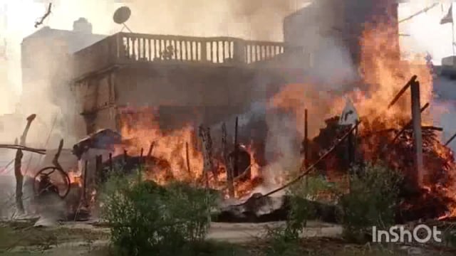 सुगौली के धरमपुर गांव में सिलिंडर के रिसाव से लगी आग में 4 घर,बाइक,साइकल और घर के सामान सहित लाखों की सम्पति जली।