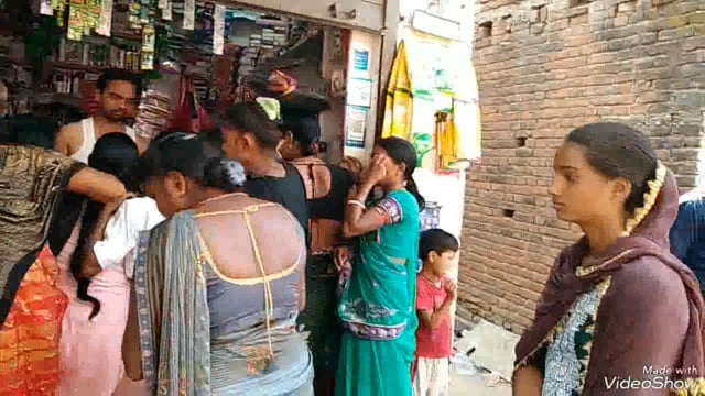 सुहागिन महिलाओं का पर्व वट सावित्री पूजा को लेकर बाजारों में उमड़ी भीड़