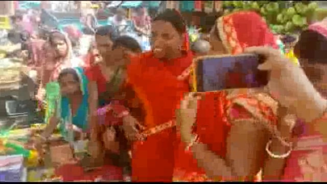 वट सावित्री पूजा को लेकर बाजार में महिलाओं की उमड़ी भीड़, पूजन सामग्री की कीमतों में लगी आग 