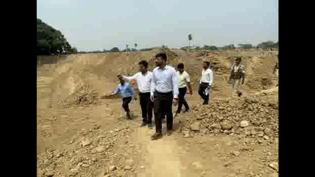 जिला पदाधिकारी ने पहाड़पुर ग्राम में क्रियान्वित योजना पहाड़पुर गारलैंड ट्रेंचू का किया निरीक्षण 