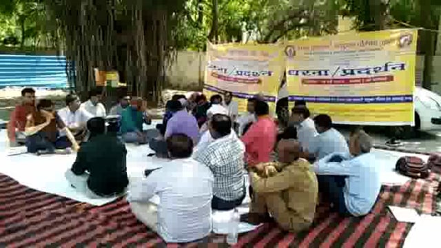 मथुरा में पुरानी पेंशन बहाली सहित अन्य मांगों को लेकर स्वास्थ्य विभाग के कर्मचारियों ने किया धरना प्रदर्शन