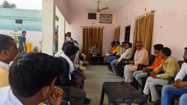 पूर्व बेसिक शिक्षा मंत्री सतीश द्विवेदी ने शनिचरा स्थित अपने आवास पर क्षेत्र कि आई जनता जनार्दन की सुनी समस्या