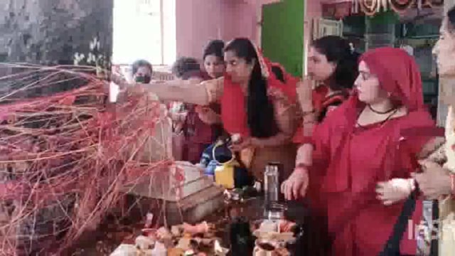 वट सावित्री व्रत कर की पति की दीर्घायु की कामना