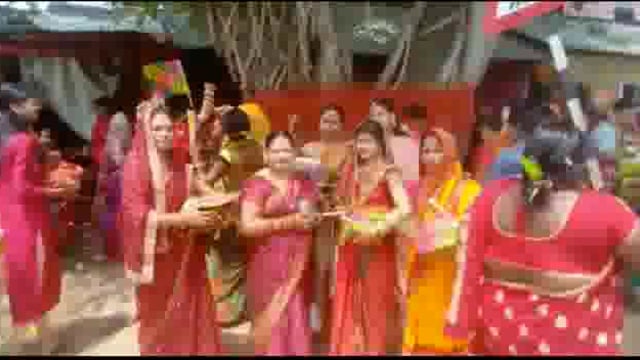 सुहागिनों ने वटवृक्ष की परिक्रमा कर अपने सुहाग की मांगी लम्बी उम्र; वटवृक्ष के समीप सुहागिनों की उमड़ी भीड़ 