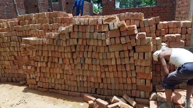 ग्रामीण सचिवालय निर्माण में मानकों की अनदेखी, घटिया ईंट सामग्री का प्रयोग
२२ लाख की लागत से बन रहा