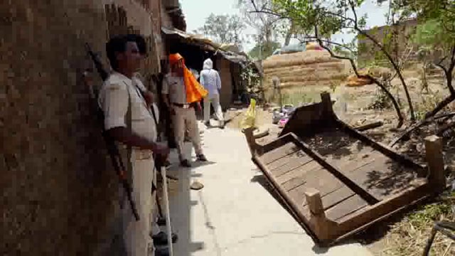 भुरकुण्डा गांव में हत्या आरोपी के घर कुर्की जब्ती