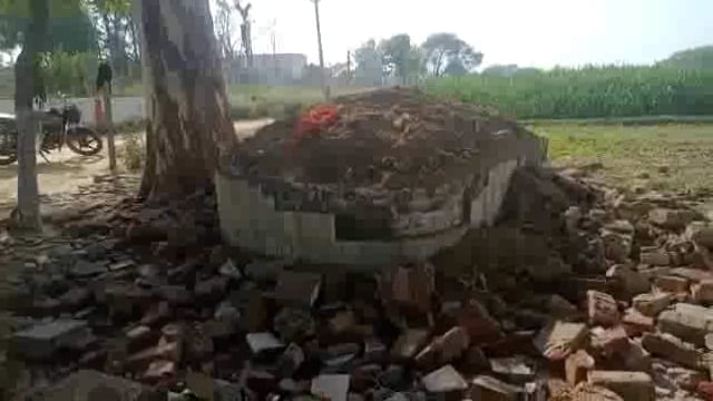 कस्बा राया के सूरज रेलवे फाटक के निकट बनी लेन वाले बाबा की मजार को असामाजिक तत्वों ने तोड़ा: आक्रोश 