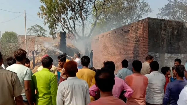 अमदही में अज्ञात कारणों से लगी आग 7 घरों की गृहस्थी जलकर राख