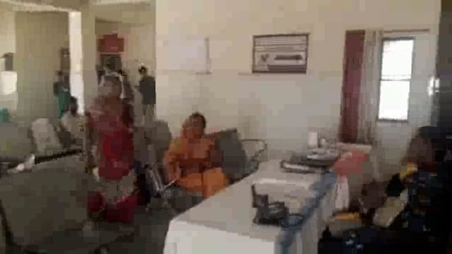 चिलचिलाती धूप व गर्मी ने दिखाया तेवर, महराजगंज सीएचसी पर मरीजों की जुट रही भीड़