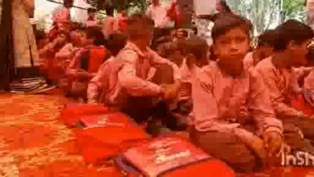 सांसद हेमामालिनी ने विद्यार्थियों को वितरित किए स्कूली बैग व पाठ्य सामग्री