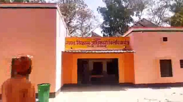 पटवध सुधाकर गांव में सफाई कर्मियों की लापरवाही से लगा गंदगी का अंबार, संक्रामक बीमारियों के फैलने का बना खतरा