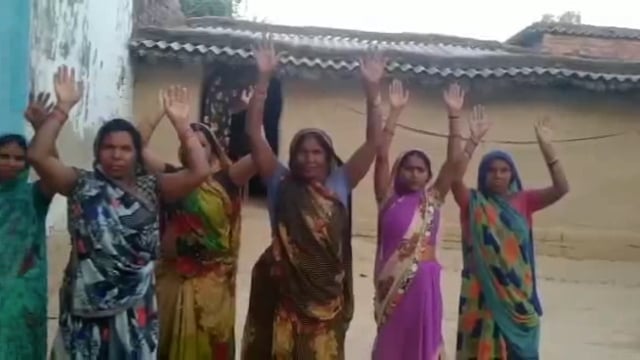 खिरिडीहा गांव के ग्रामीणों ने आवास की मांग को लेकर किया प्रदर्शन, अधिकारियों से लगाई गुहार