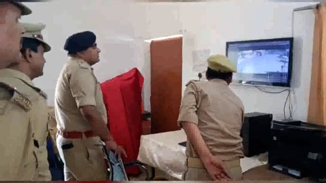आजमगढ़ पुलिस अधीक्षक अनुराग आर्य ने सीसीटीवी किया उद्घाटन आजमगढ़ जिले के सभी चौराहों पर लगेंगे सीसीटीवी कैमरे