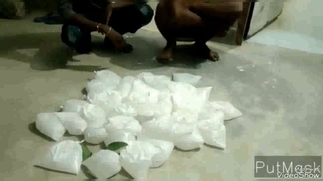 पुलिस ने 25 लीटर महुआ शराब के साथ दो धंधेबाज को किया गिरफ्तार एक बाइक किया जप्त