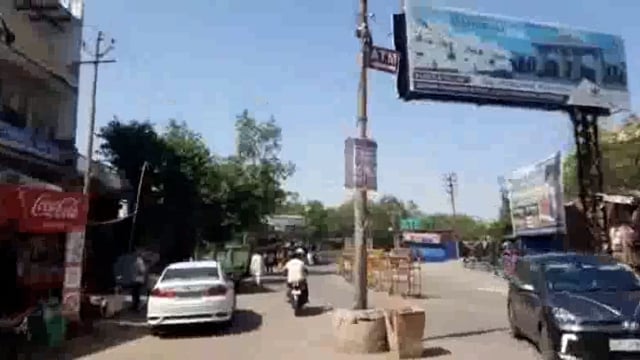 राधा रानी मंदिर दर्शन करने आये श्रद्धालु की दो बहनो के पर्स में रखे 8000व मोबाइल को लेकर मोटरसाइकिल चालक हुआ फरार