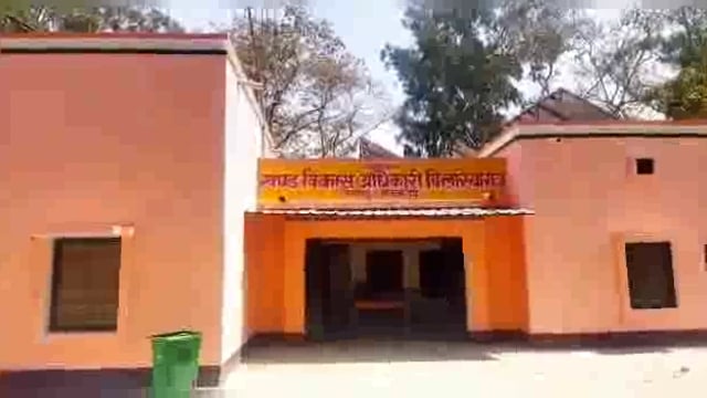 महिलाओं ने आवास की मांग को लेकर जिम्मेदारों के खिलाफ किया प्रदर्शन, अधिकारियों से लगाई गुहार