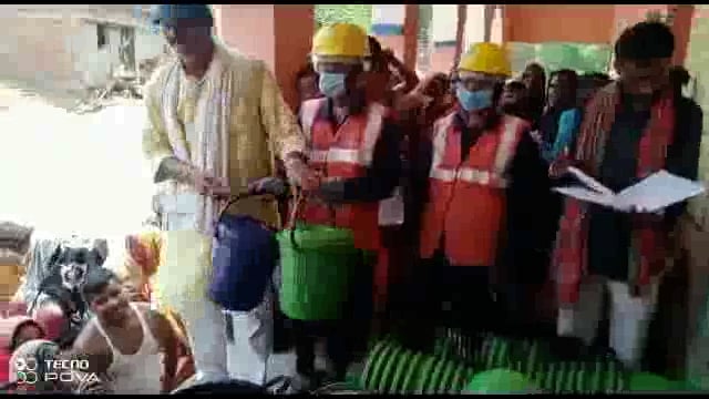 स्वच्छता अभियान को लेकर महादेवपुर पंचायत की मुखिया ने वार्ड वासियों के बीच डस्टबिन का किया वितरण ।