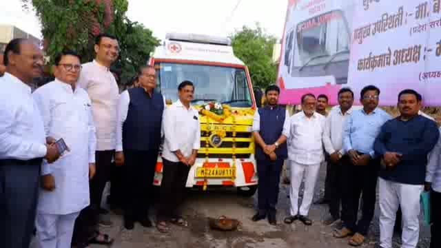 कार्डियाक रुग्णवाहिकेचे आमदार संजय बनसोडे यांच्या हस्ते लोकार्पण