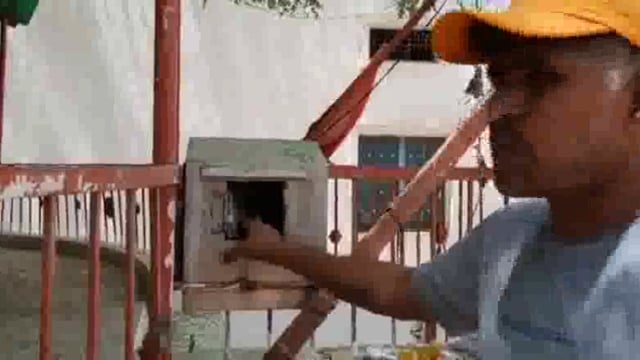 मानाघड़ी के श्री सिद्ध बाबा प्राचीन मंदिर के दानपात्र को तोड़कर अज्ञात चोरों ने चोरी की घटना को अंजाम दिया