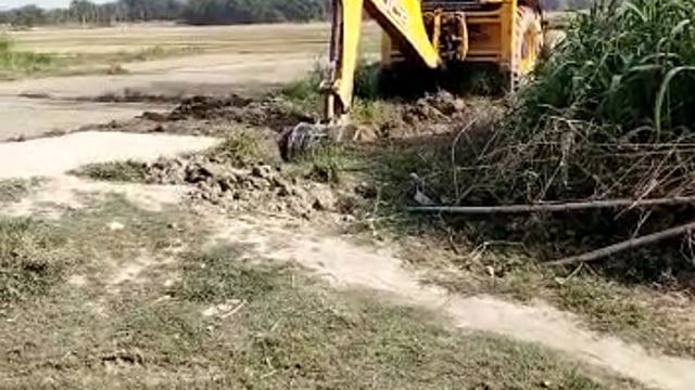 बिहार ब्लॉक के मीरपुर बनोही ग्राम सभा में जेसीबी से बन रहा चकमार्ग ग्रामीणों ने लगाई उच्च अधिकारियों से गुहार