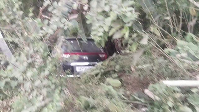 कुंडा तहसील के पूरेपुरबियन में अनियंत्रित होकर नाले में गिरी कार बाल बाल बचे दर्शनार्थी कोर्रही से मनगढ़ धाम जा रहे थे,