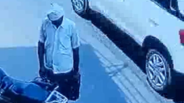 उत्तर प्रदेश के महाराजगंज में बाइक सवार बदमाशों ने दिनदहाड़े की 5.30 लाख रुपये की छिनैती, सीसीटीवी में कैद हुई 