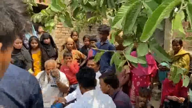 खरिकवा में व्यक्ति की संदिग्ध परिस्थितियों में मौत के बाद पीड़ित परिवार से कांग्रेस जिला चेयरमैन नादिर सलाम ने की मुलाकात