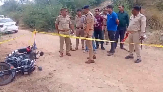 यमुना एक्सप्रेस वे पर दिनदहाड़े हुई पुलिस की मुठभेड़ गोली लगने से घायल होने के बाद बदमाश को गिरफ्तार किया