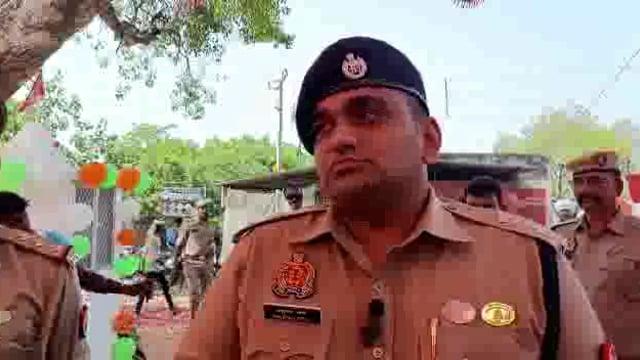 आजमगढ थाना फूलपुर का निरीक्षण के दौरान ह पुलिस अधीक्षक अनुराग आर्य मीडिया से बातचीत करते हुए