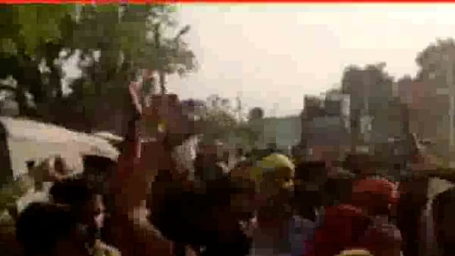 परिजनों ने शव रखकर किया चक्काजाम
युवक को पीटकर उतारा था मौत के घाट,शव फेंका गंगा नदी मे, पुलिस ने जाल से निकाला, पीएम को भेजा