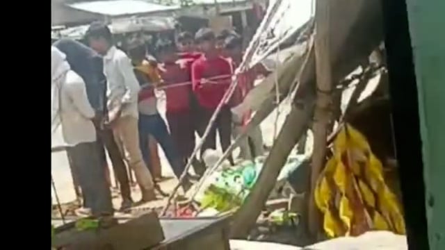 पैलानी में तेज रफ्तार गति से जा रही चार पहिया वाहन अनियंत्रित होकर सड़क किनारे लगी दुकानों में घुसी,दुकानदारों का हुआ 