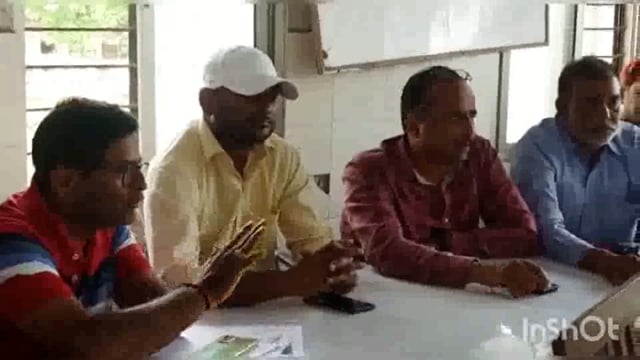 सुगौली सामुदायिक स्वास्थ्य केंद्र में स्वास्थ्यकर्मियों की हुई समीक्षा बैठक।