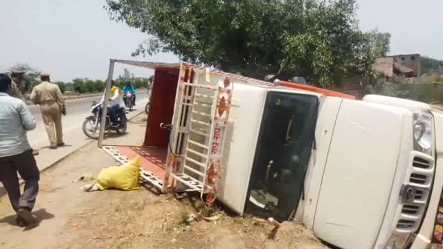 लोलपुर मेअंतिम संस्कार कराने अयोध्या जा रहे पिकप को ट्रक ने मारी ठोकर,दो की मौत,आधा दर्जन घायल