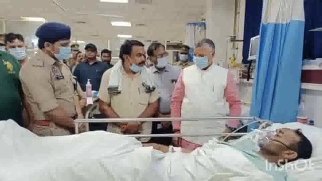 सड़क दुर्घटना में घायल हुए होमगार्ड का हालचाल जानने पहुंचे होमगार्ड राज्य मंत्री स्वतंत्र प्रभार धर्मवीर प्रजापति 