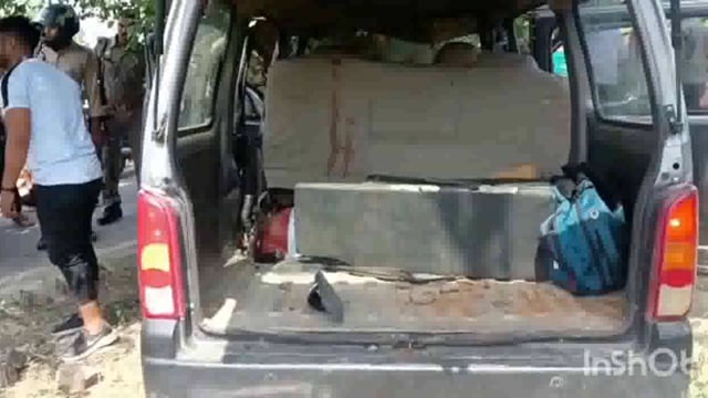 पिलुखनी गांव के समीप अनियंत्रित इको कार पेड़ से टकराई तीन की मौके पर मौत दो की हालत गंभीर