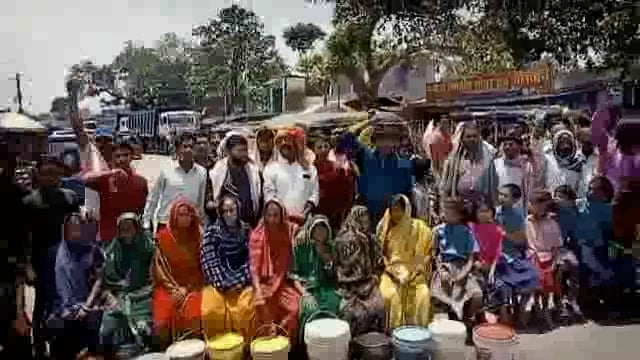 पेयजल की समस्या को लेकर ग्रामीणों ने पवई चौक पर मुख्य सड़क को किया जाम पीएचइडी जेई मुर्दाबाद के लगाए नारे